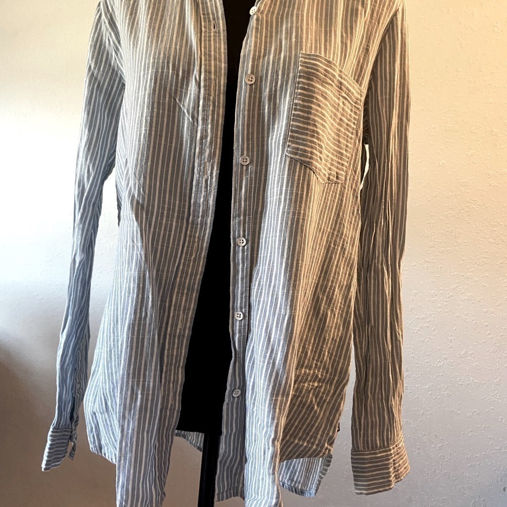 Women’s size medium William Rast Long sleeve button down shirt T27